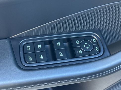 Certified 2025 Porsche Macan Electric image 13