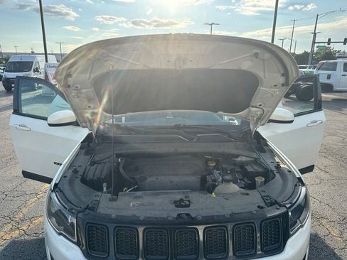 Used 2018 Jeep Compass Latitude FWD image 15