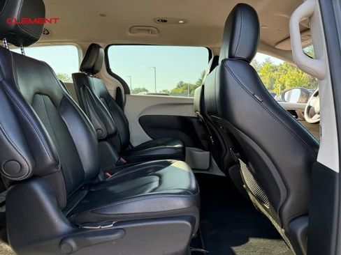 Used 2022 Chrysler Pacifica Touring-L FWD image 12