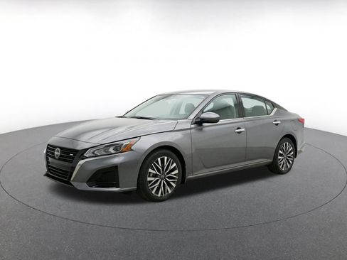 Used 2025 Nissan Altima 2.5 SV FWD image 3