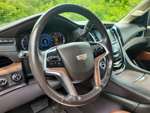 Used 2018 Cadillac Escalade Luxury AWD/4WD image 22