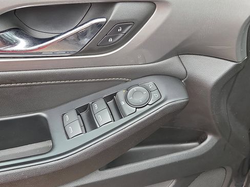 Used 2023 Chevrolet Traverse LT image 11