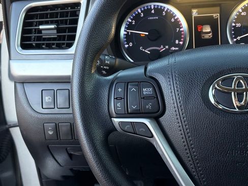 Used 2017 Toyota Highlander LE image 15