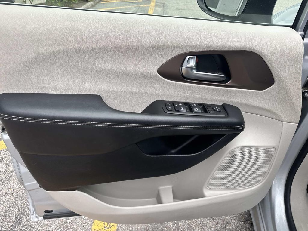 Used 2023 Chrysler Voyager LX FWD image 19