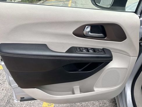 Used 2023 Chrysler Voyager LX FWD image 19