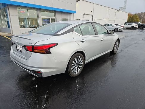 Used 2024 Nissan Altima 2.5 SV FWD image 3