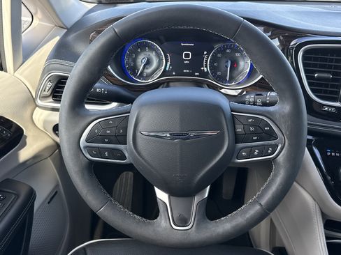 Used 2022 Chrysler Pacifica Limited image 21