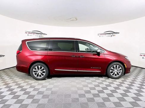 Used 2023 Chrysler Pacifica Pinnacle image 9