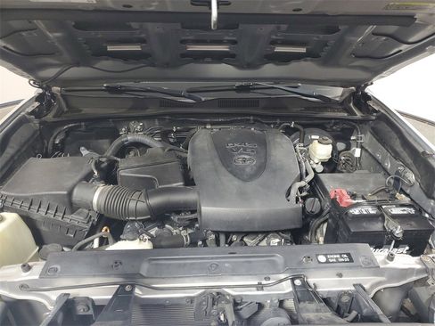 Used 2017 Toyota Tacoma TRD Sport image 9