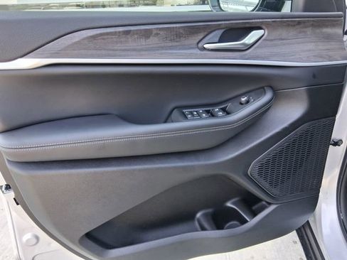 New 2026 Jeep Grand Cherokee Altitude RWD image 18