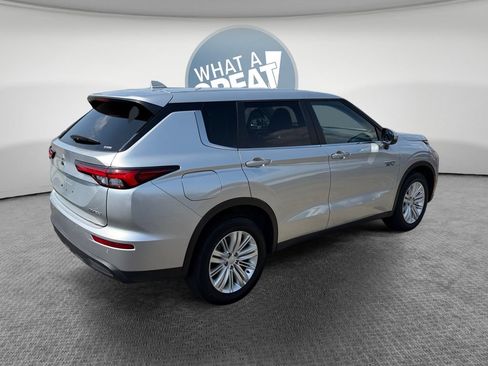 Used 2025 Mitsubishi Outlander ES AWD/4WD image 3