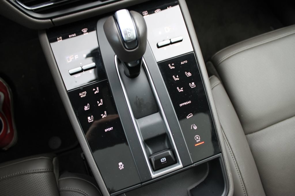 Used 2025 Porsche Macan AWD/4WD image 22