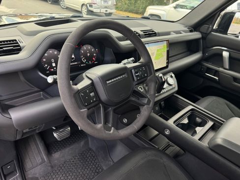 Used 2023 Land Rover Defender 110 image 17