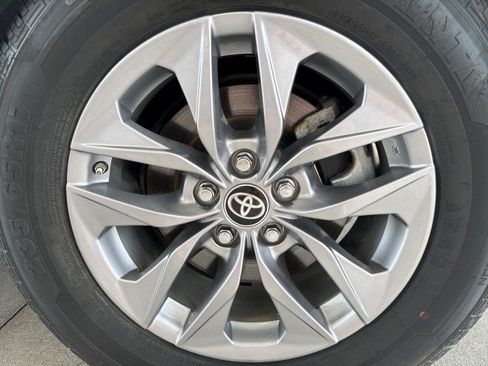 Used 2025 Toyota Sienna LE FWD image 5