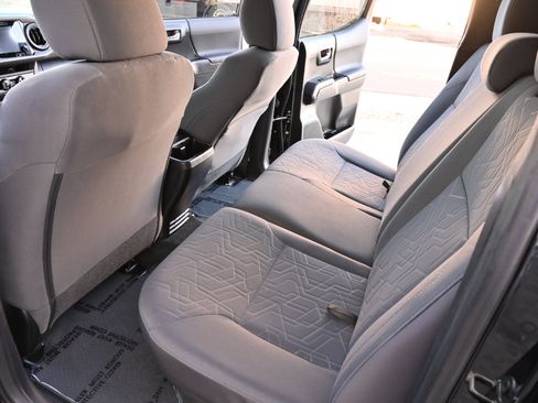 Used 2016 Toyota Tacoma TRD Sport image 15