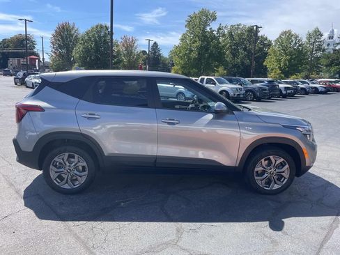 Used 2024 Kia Seltos LX AWD/4WD image 9