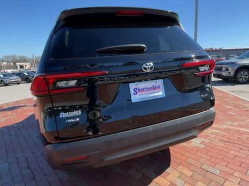 Used 2025 Toyota Grand Highlander AWD image 8