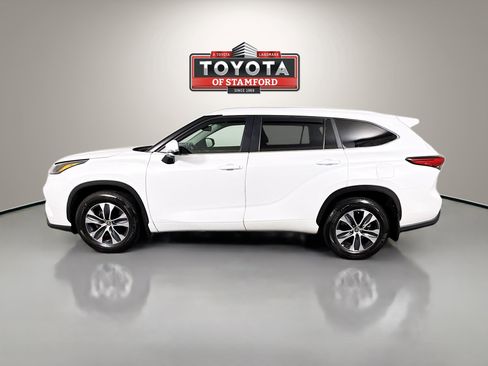 Used 2023 Toyota Highlander XLE AWD/4WD image 4