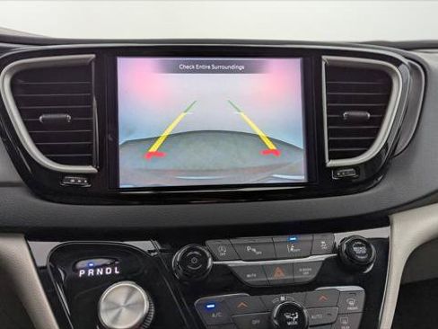 Used 2023 Chrysler Pacifica Touring-L FWD image 28