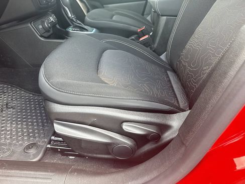 Used 2023 Jeep Renegade Latitude w/ Sun/Sound Group AWD/4WD image 13