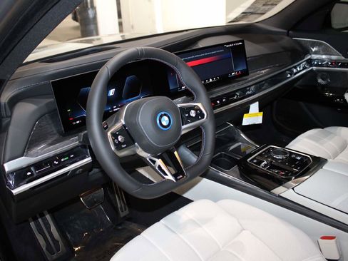 New 2025 BMW i7 M70 w/ Executive Package image 11
