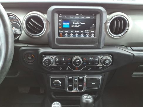 Used 2018 Jeep Wrangler Unlimited Sahara w/ Cold Weather Group AWD/4WD image 16