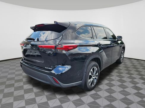 Used 2023 Toyota Highlander XLE AWD/4WD image 4
