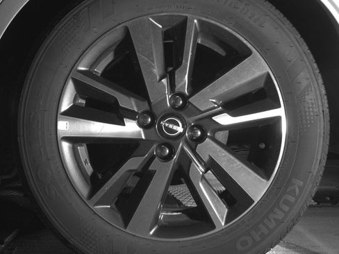 Used 2025 Nissan Versa SV FWD image 14