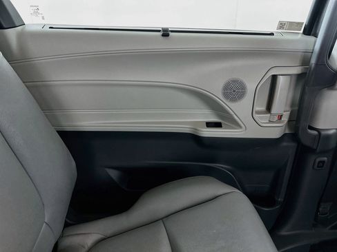 Used 2024 Toyota Sienna XLE FWD image 26