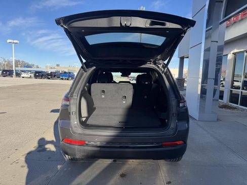 New 2025 Jeep Grand Cherokee Altitude image 7