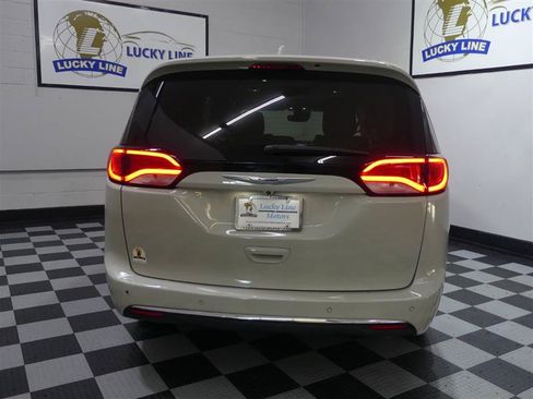 Used 2020 Chrysler Pacifica Touring-L w/ Tire & Wheel Group FWD image 8