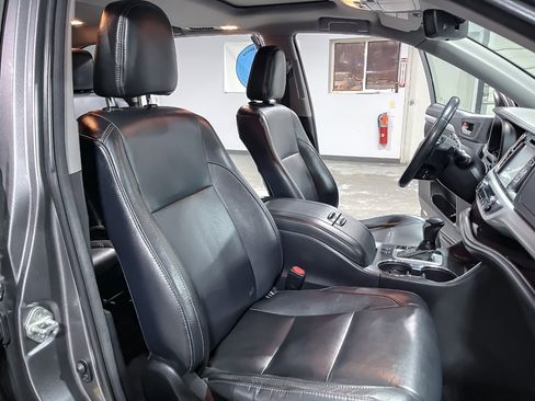Used 2018 Toyota Highlander XLE image 16