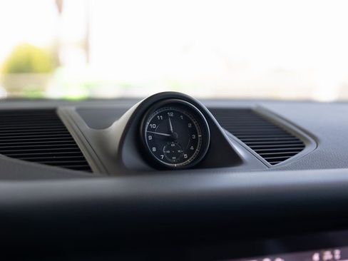 Certified 2023 Porsche Macan image 13