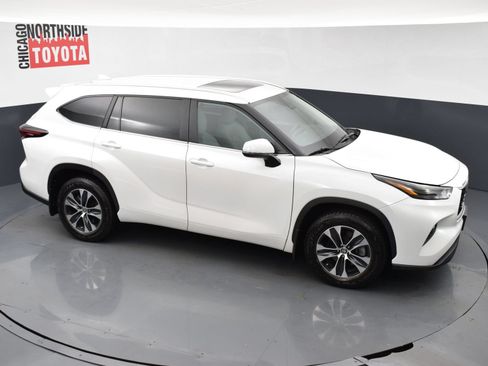 Used 2024 Toyota Highlander XLE AWD/4WD image 25
