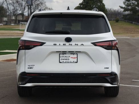 Used 2025 Toyota Sienna XSE w/ XSE Premium Package image 3