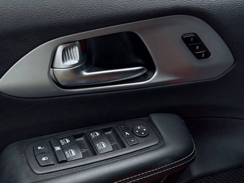 Certified 2025 Chrysler Pacifica Limited FWD image 16