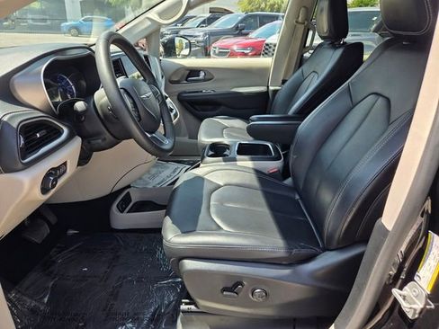 Used 2024 Chrysler Pacifica Limited FWD image 3