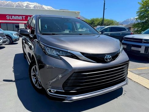 Used 2023 Toyota Sienna XLE AWD/4WD image 2