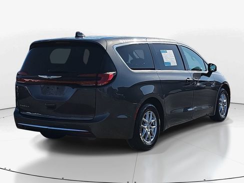 Used 2023 Chrysler Pacifica Touring-L image 5