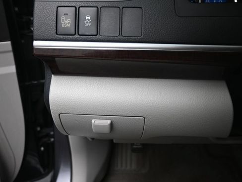 Used 2013 Toyota Camry XLE w/ Leather Pkg FWD image 16