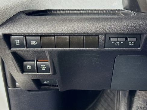 Used 2025 Toyota Sienna LE w/ LE Plus Package image 10