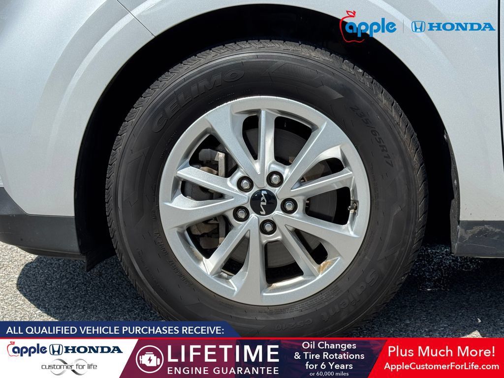 Used 2023 Kia Carnival LX FWD image 6