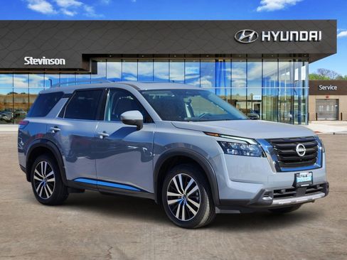 Used 2025 Nissan Pathfinder Platinum image 5