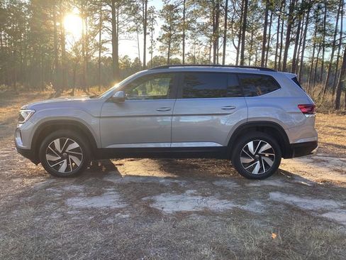 Used 2024 Volkswagen Atlas SE image 2