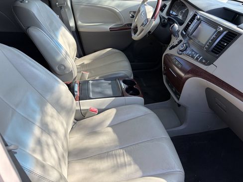 Used 2013 Toyota Sienna Limited w/ Premium Pkg FWD image 9