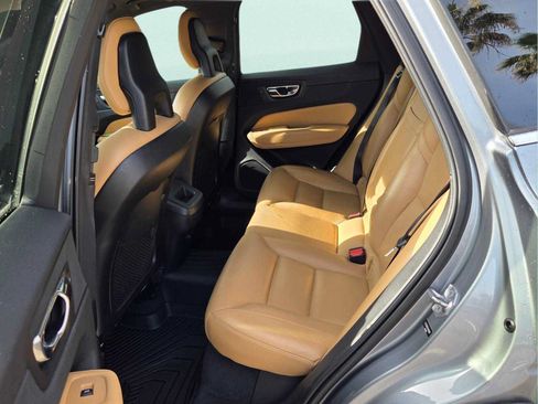 Used 2018 Volvo XC60 T5 Momentum w/ Vision Package AWD/4WD image 11