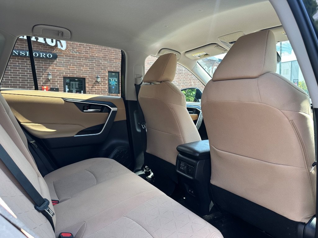 Used 2021 Toyota RAV4 XLE FWD image 17