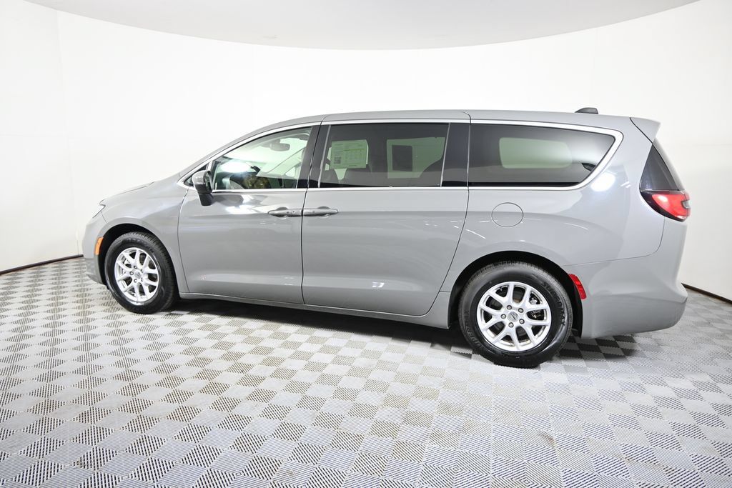 Used 2023 Chrysler Pacifica Touring-L FWD image 3