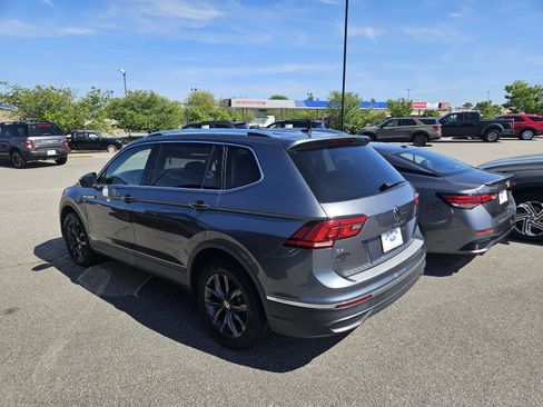 Used 2023 Volkswagen Tiguan SE FWD image 3