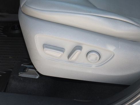 Used 2022 Toyota Highlander XLE AWD/4WD image 12